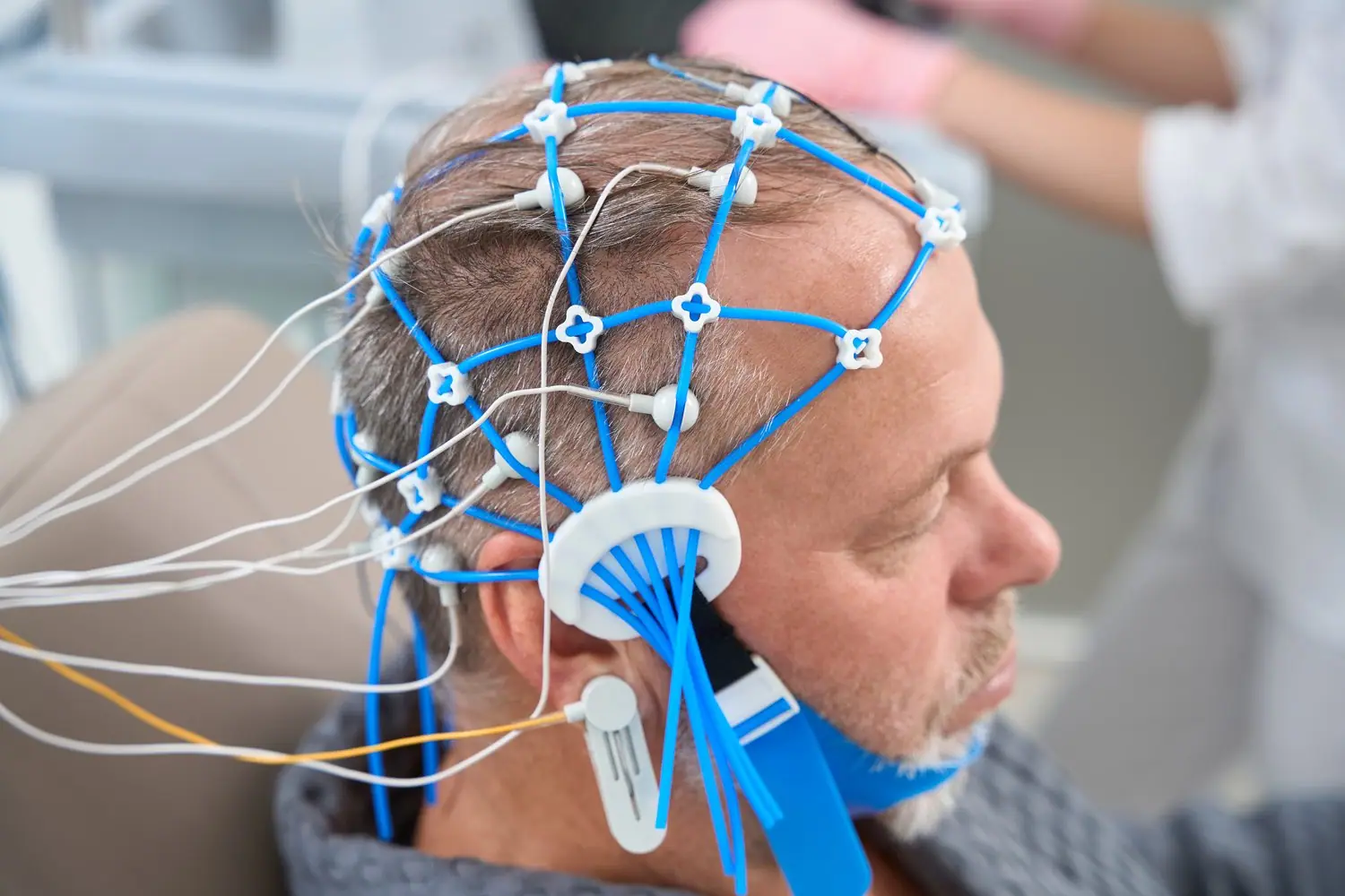 Czym są neurointerfejsy i jak urządzenia sterowane myślami zmieniają rehabilitację medyczną?